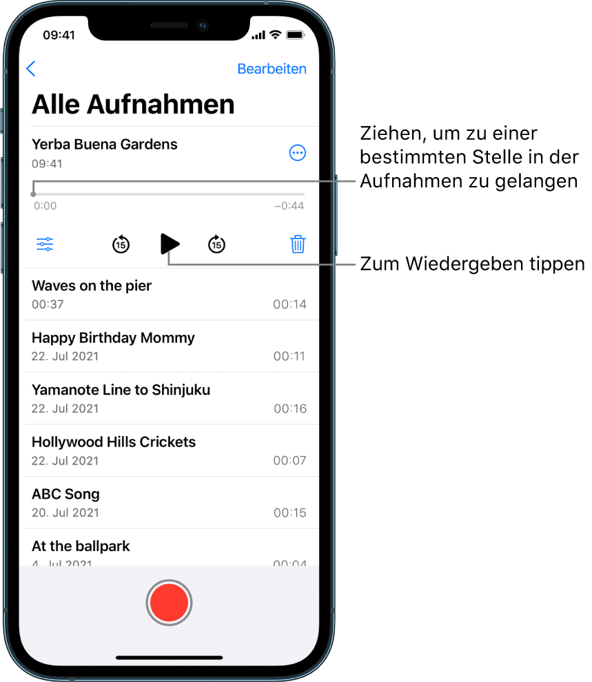 Der Bildschirm der App „Sprachmemos“ mit der Liste der Aufnahmen und der ausgewählten Aufnahme oben. In der Timeline der Aufnahme befindet sich die Abspielposition, die du zu einer bestimmten Stelle in deiner Aufnahme bewegen kannst. An den Enden der Timeline befinden sich die Anfangs- bzw. die Endzeit der Aufnahme. Über der Timeline ist die Taste „Weitere Aktionen“, auf die du tippen kannst, um eine Aufnahmen zu kopieren, zu teilen, zu bearbeiten oder zu duplizieren. Unter der Timeline befindet sich die Taste „Wiedergabeeinstellungen“, die du verwenden kannst, um die Optionen für die Wiedergabe festzulegen, die Taste „15 Sekunden zurückspringen“, die Wiedergabetaste, die Taste „15 Sekunden vorspringen“ und die Taste „Löschen“. Ganz unten ist die Liste der weiteren Aufnahmen zu sehen, die durch Tippen geöffnet werden können.