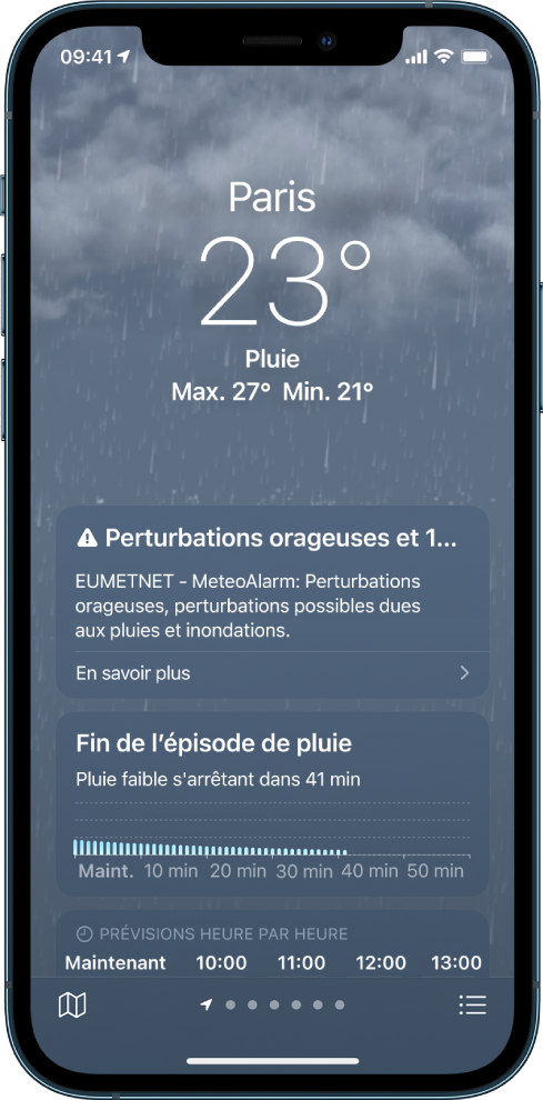 L’écran Météo affichant la position en haut, ainsi que la température et les conditions météo actuelles, à savoir la pluie. En dessous se trouve un graphique affichant le niveau de précipitations pour la prochaine heure, avec des périodes de 10 minutes. Les prévisions horaires et un plan des précipitations figurent en dessous. Les boutons « Liste des lieux » et « Afficher le plan » se trouvent respectivement dans le coin inférieur droit et le coin inférieur gauche.