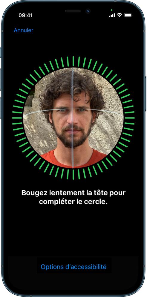 L’écran de configuration de la reconnaissance de Face ID. Un visage est affiché à l’écran. Un cercle l’entoure. Le texte sous le visage indique à l’utilisateur qu’il doit déplacer lentement sa tête de façon à remplir le cercle. Un bouton « Options d’accessibilité » est affiché en bas de l’écran.