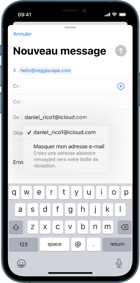 Un brouillon d’e-mail en cours d’écriture. L’utilisateur sélectionne le champ De avec deux options figurant en dessous de celui-ci : une adresse e-mail personnelle et l’option « Masquer mon adresse e-mail ».