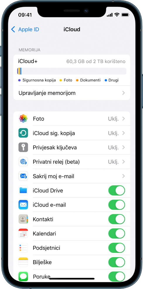 Na zaslonu postavki za iCloud prikazuje se mjerač kapaciteta iClouda i popis aplikacija i značajki, uključujući Mail, Kontakti i Poruke, koji se mogu upotrebljavati uz iCloud.