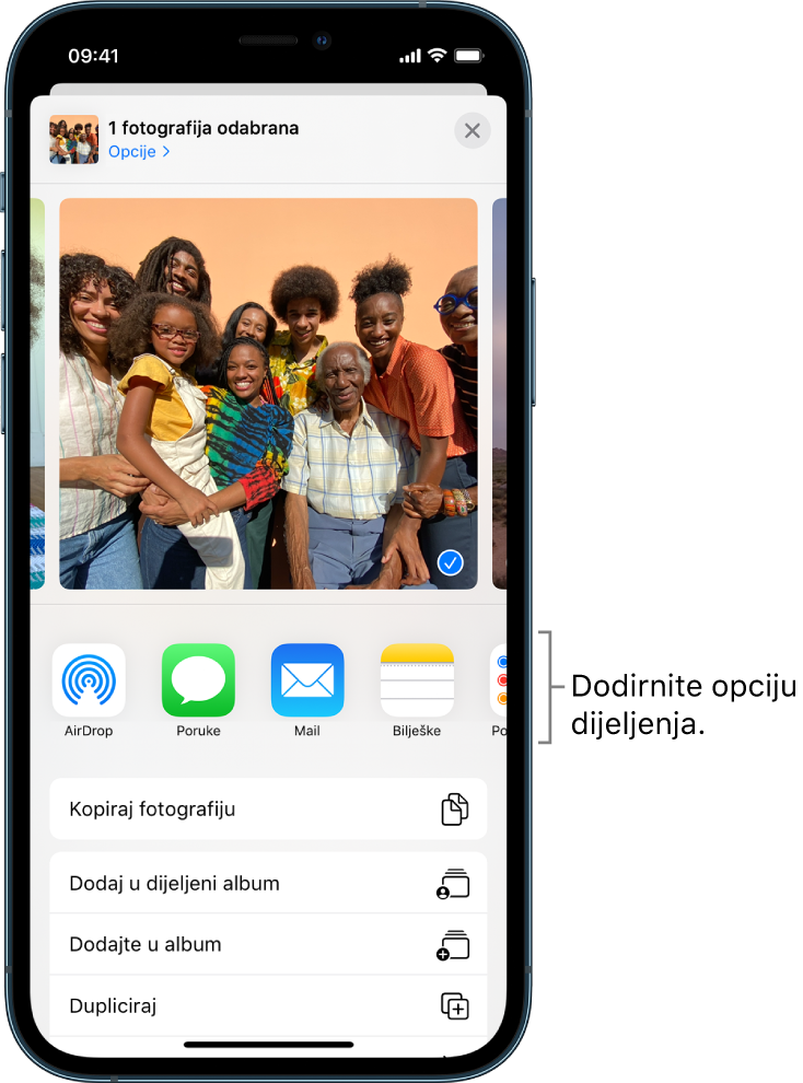 Zaslon Dijeljenje s fotografijama na vrhu; odabrane su dvije fotografije što je označeno bijelom kvačicom u plavom krugu. Redak ispod fotografija prikazuje prijatelje s kojima možete dijeliti koristeći značajku AirDrop. Ispod toga nalaze se druge opcije dijeljenja, uključujući, slijeva nadesno, Poruke, Mail, Dijeljeni albumi i Dodaj u bilješke. U donjem retku nalaze se tipke Kopiraj, Kopiraj iCloud link, Slideshow, AirPlay i Dodaj u album.