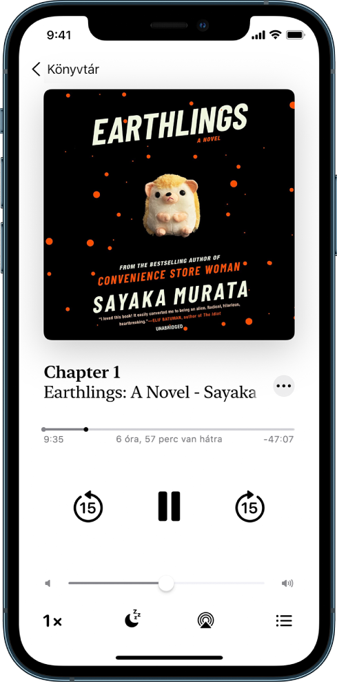 A hangoskönyvek lejátszási képernyője, tetejének középső részén a hangoskönyv borítójával. A borító alatt látható a sorszám, valamint a hangoskönyv címe és szerzője. A hangoskönyv címe alatt látható a lejátszófej, az alatt pedig a lejátszás, szüneteltetés, ugrás hátra és ugrás előre vezérlők. A lejátszásvezérlők alatt található a hangerő-szabályozó csúszka. A képernyő alján (balról jobbra) a következő gombok láthatók: Lejátszási sebesség, Alvási időzítő, Lejátszási cél és Számlista. A Könyvtár gomb a bal felső sarokban található.