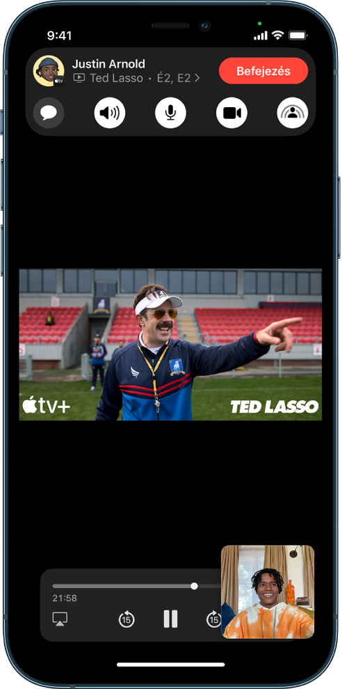 Megosztott Apple TV+-videotartalom egy FaceTime-hívás közben. A FaceTime vezérlői a képernyő tetején láthatók, a vezérlők alatt látható a lejátszott videó, a lejátszási vezérlők pedig a képernyő alján jelennek meg.