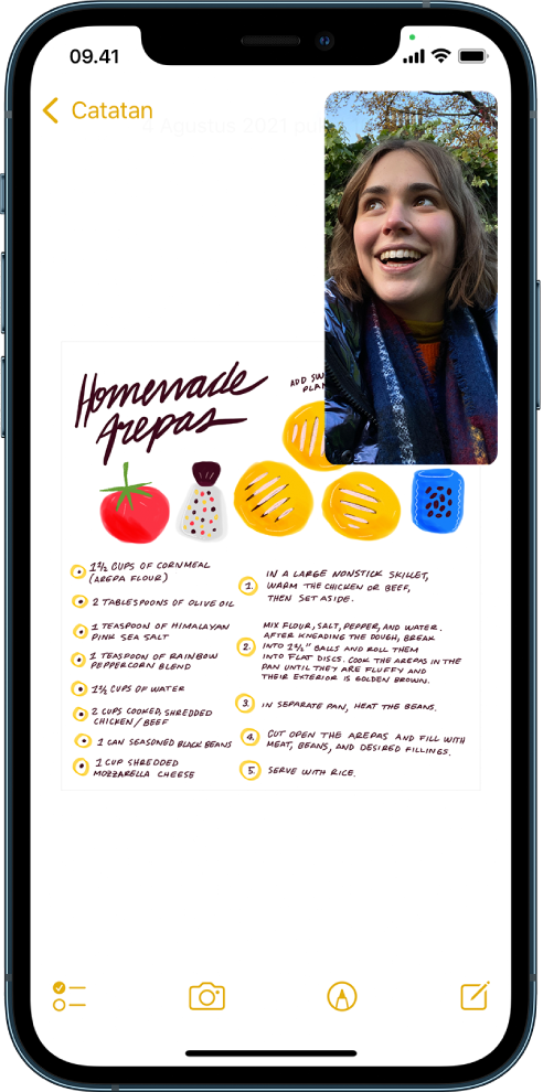 Layar yang menampilkan percakapan FaceTime sedang berlangsung saat app Catatan mengisi sisa layar.