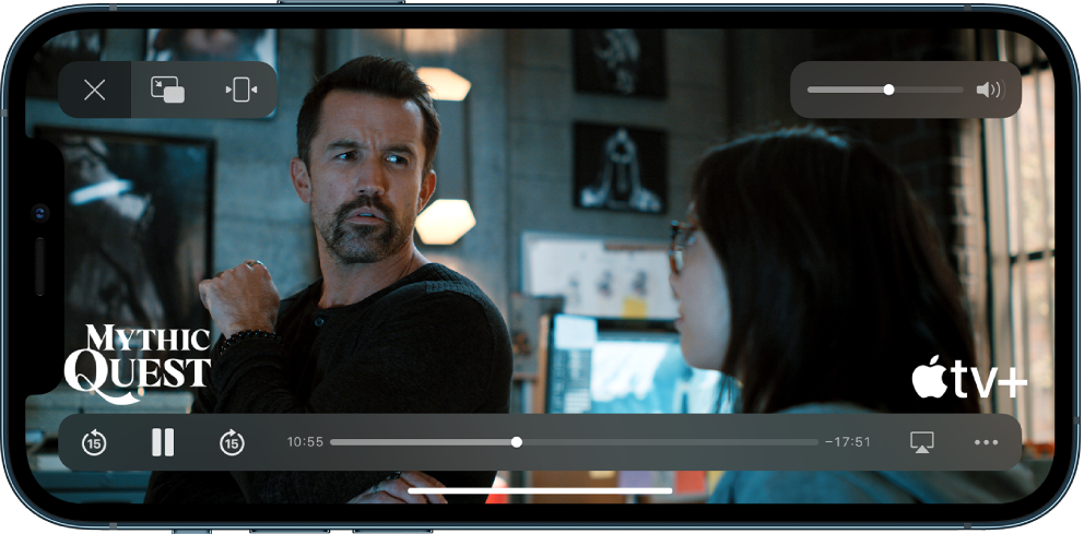 再生中の映画。コントロールが表示されています。左上に、閉じる、ピクチャ・イン・ピクチャ、ズームの各ボタンが表示されています。右上には音量スライダがあります。左下には、15秒前にスキップ、一時停止、15秒先にスキップボタンがあります。下部の中央には、ドラッグしてビデオの位置を調整できるスライダがあり、その両側には経過時間と残り時間が表示されています。右下には、ビデオの出力先を変更するボタンと、その他のコントロールを表示するボタンがあります。