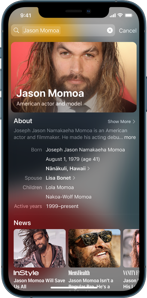 iPhone құрылғысында іздеуді көрсетіп тұрған экран. Жоғарғы жақтағы — атақты адамның аты бар іздеу өрісі, ал оның төменгі жағындағылар — мақсатты мәтін үшін табылған іздеу нәтижелері.