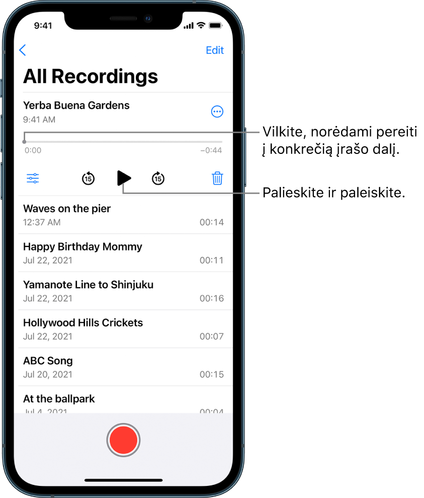 „Voice Memos“ sąrašo ekranas su viršuje rodomu pasirinktu įrašu. Įrašymo laiko juostoje yra grojimo žyma, kurią galite nutempti į konkrečią įrašo vietą. Abiejuose laiko juostos galuose nurodytas pradžios ir pabaigos laikas. Virš laiko juostos yra mygtukas „More Actions“, kurį galite paliesti norėdami kopijuoti, bendrinti, redaguoti ar dubliuoti įrašą ir kt. Žemiau laiko juostos yra mygtukas „Payback Settings“, kurį galite naudoti, norėdami nustatyti atkūrimo parinktis, peršokimo atgal 15 sek. mygtukas, atkūrimo mygtukas, peršokimo pirmyn 15 sek. mygtukas ir ištrynimo mygtukas. Žemiau šių valdiklių yra įrašų sąrašas, kuriuos galima atidaryti paliečiant.