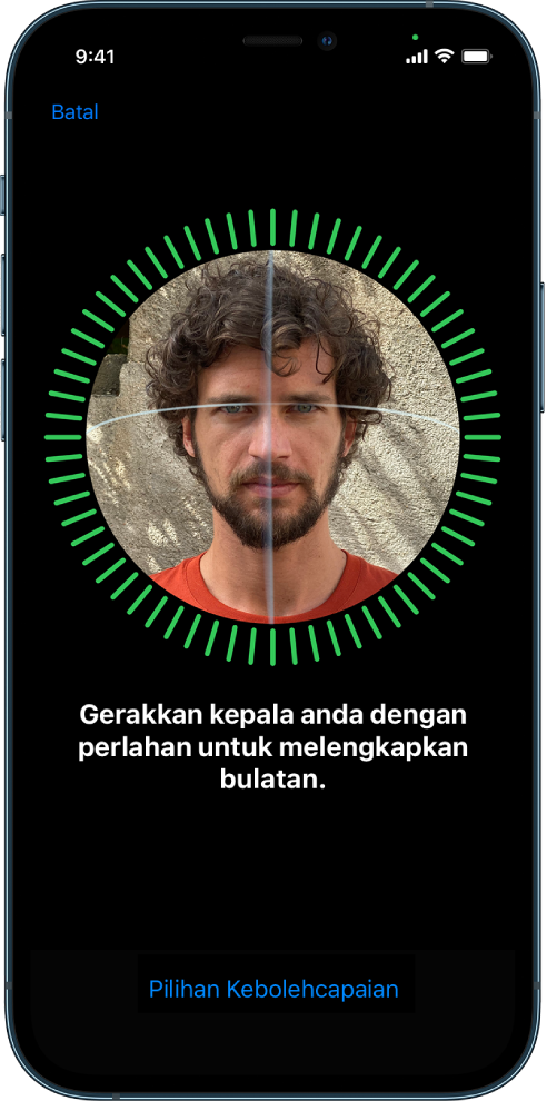Skrin persediaan pengecaman Face ID. Muka ditunjukkan pada skrin, dikurung dalam bulatan. Teks di bawahnya mengarahkan pengguna untuk menggerakkan kepala mereka dengan perlahan untuk melengkapkan bulatan. Butang untuk Pilihan Kebolehcapaian kelihatan berdekatan bahagian bawah skrin.