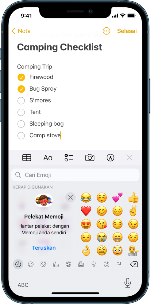 Nota dalam app Nota sedang diedit, dengan papan kekunci emoji terbuka dan medan Cari Emoji di bahagian atas papan kekunci.