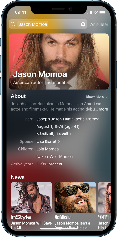 Een scherm waarin te zien is dat er wordt gezocht op de iPhone. Bovenin zie je het zoekveld met de naam van een bekende persoon en daaronder staan de zoekresultaten voor de doeltekst.