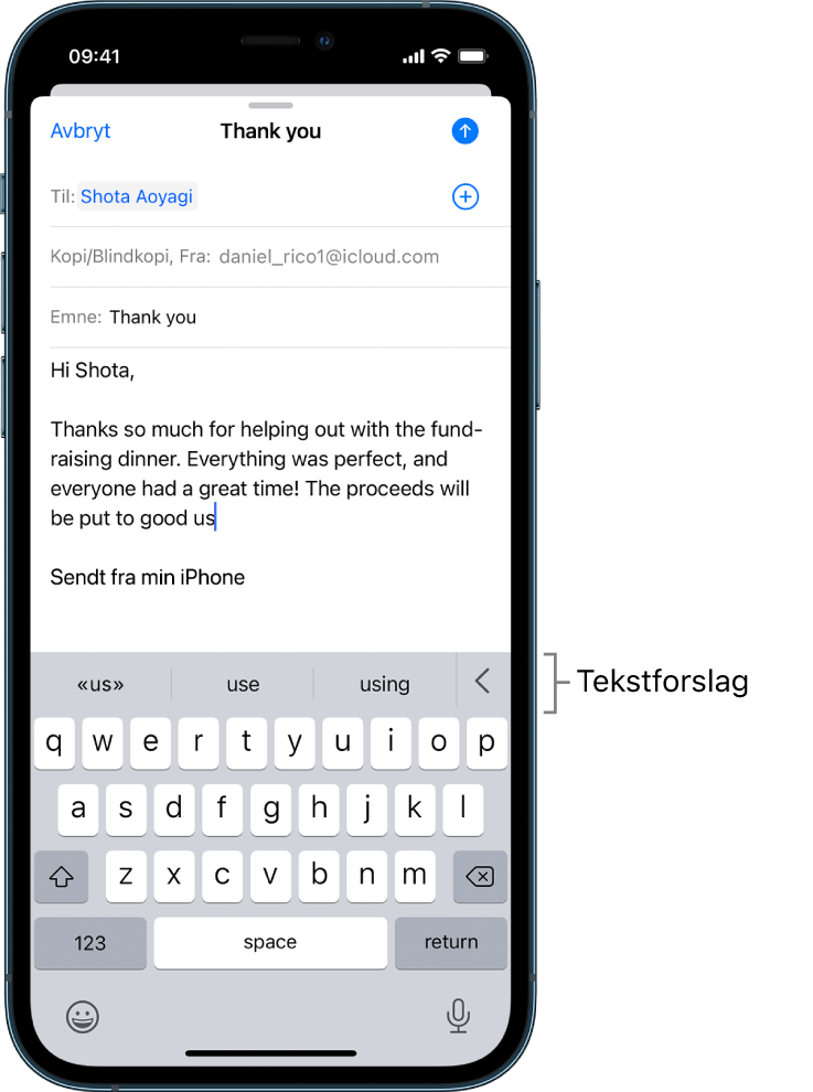 En skjerm i Mail viser at en e-post redigeres, med forslag for å fullføre det neste ordet.