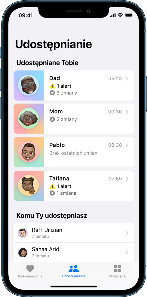 Ekran Udostępnianie w aplikacji Zdrowie. Na środku ekranu widoczna jest etykieta Udostępniane Tobie oraz lista kontaktów, które udostępniają Tobie swoje dane dotyczące zdrowia. Wyświetlane są takie informacje, jak alerty, zmiany oraz brak ostatnich zmian. Poniżej widoczna jest etykieta Komu Ty udostępniasz oraz lista kontaktów. Pod każdym kontaktem wyświetlana jest liczba udostępnianych mu tematów. Na dole ekranu widoczne są przyciski, od lewej: Podsumowanie, Udostępnianie oraz Przeglądaj. Przycisk Udostępnianie jest zaznaczony.