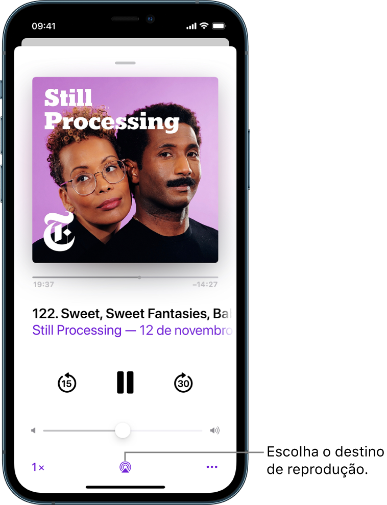 Os controlos de reprodução para um podcast, incluindo o botão “Destino da reprodução” na parte inferior do ecrã.