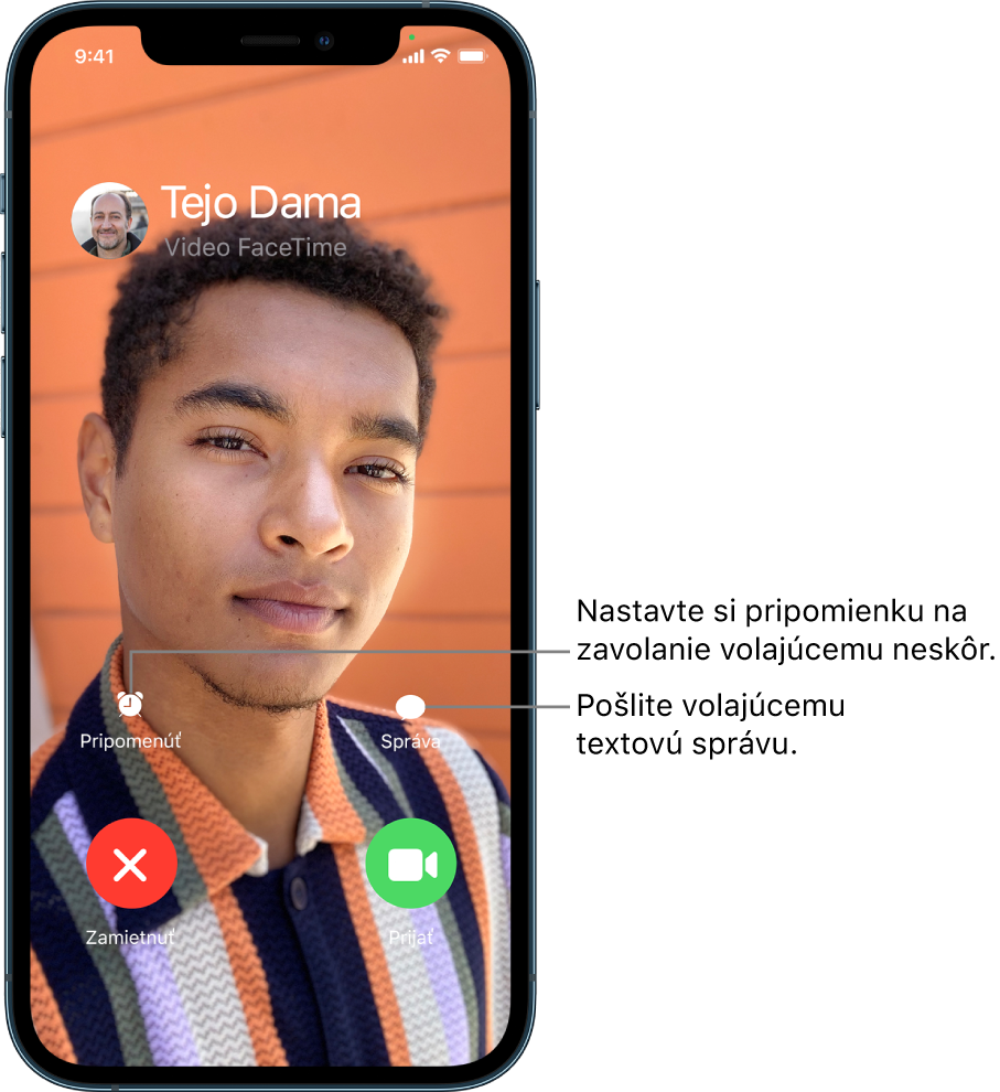 Obrazovka prichádzajúceho hovoru. V dolnej časti obrazovky sa v hornom rade zľava doprava nachádzajú tlačidlá Pripomenúť a Správa. V dolnom rade sa zľava doprava nachádzajú tlačidlá Zamietnuť a Prijať.
