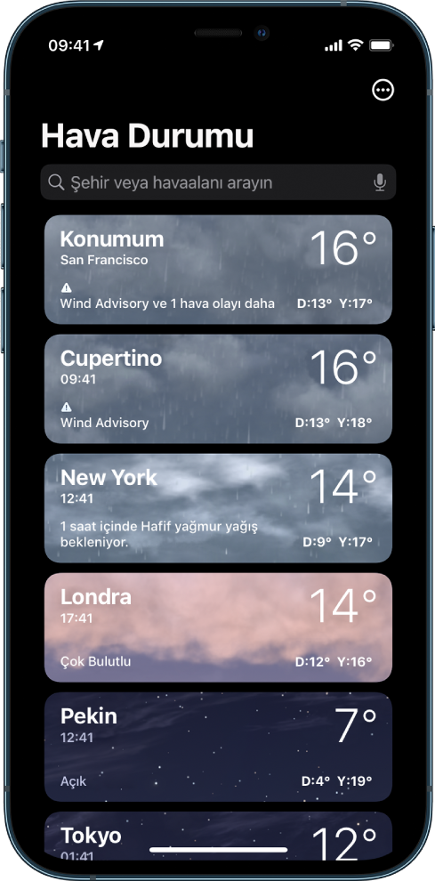 Saati, o anki sıcaklığı, hava tahminini ve her bir şehir için yüksek ve düşük sıcaklıkları gösteren şehir listesi. Ekranın en üstünde arama alanı, sağ üst köşede ise Daha Fazla düğmesi bulunuyor.