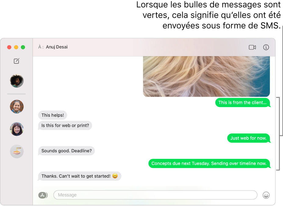 La fenêtre Messages avec plusieurs conversations dans la barre latérale de gauche, ainsi qu’une transcription ouverte sur la droite. Les bulles de messages sont vertes, ce qui signifie qu’elles ont été envoyées comme message SMS.
