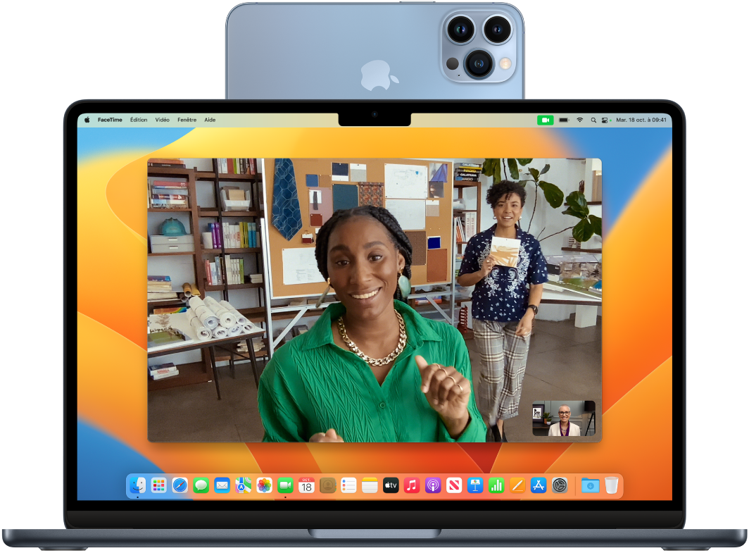 MacBook Air affichant une session FaceTime avec l’effet vidéo « Cadre centré » grâce à l’appareil photo Continuité.