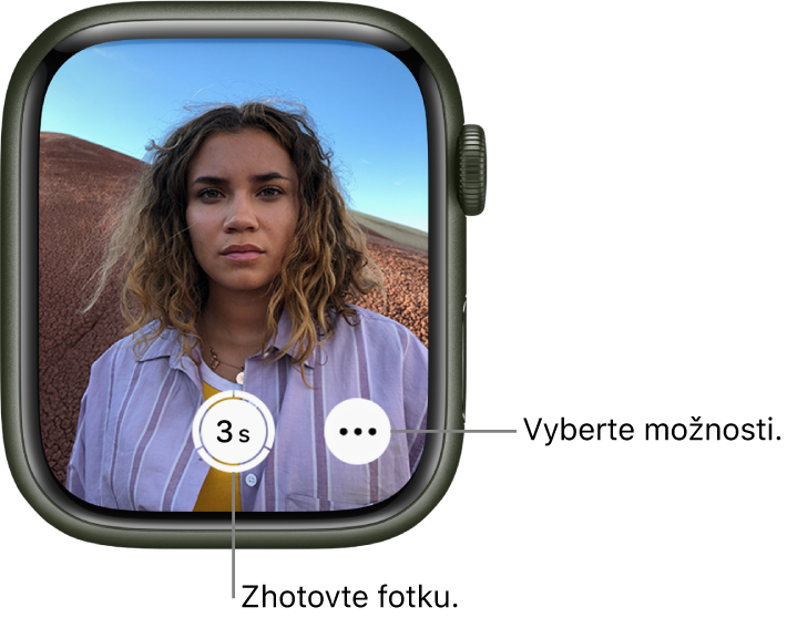 Kým sa Apple Watch používajú ako diaľkový ovládač kamery, na obrazovke je zobrazený obraz z kamery iPhonu. Tlačidlo Odfotiť sa nachádza v strednej spodnej časti, naľavo od tlačidla Ďalšie možnosti. Ak ste spravili fotku, tlačidlo Prehliadač fotiek je vľavo dole.