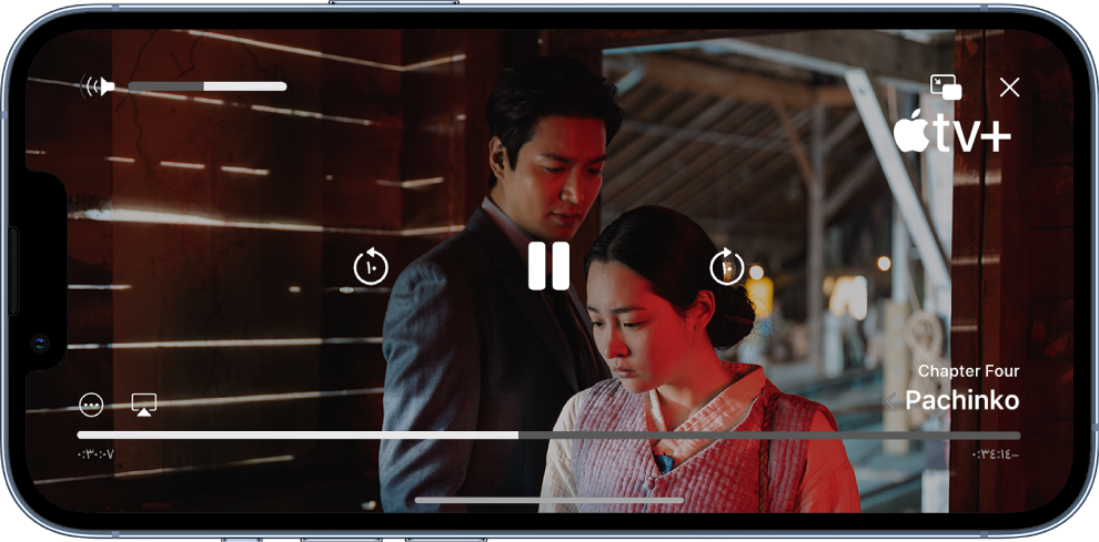 برنامج تلفزيون قيد التشغيل، وتظهر به عناصر التحكم. يوجد زرا إغلاق وصورة داخل الصورة في أعلى اليمين. يوجد شريط تمرير مستوى الصوت في أعلى اليمين. وفي المنتصف، توجد أزرار للتخطي 10 ثوانٍ للخلف، والإيقاف المؤقت، والتخطي 10 ثوانٍ للأمام. يوجد شريط تمرير على امتداد منتصف الجزء السفلي، يمكنك سحبه لضبط موضع الفيديو، ويظهر الوقت المنقضي والوقت المتبقي، كل منهما على أحد طرفي شريط التمرير. في أسفل اليسار، توجد أزرار لتغيير وجهة الفيديو وإظهار المزيد من عناصر التحكم.
