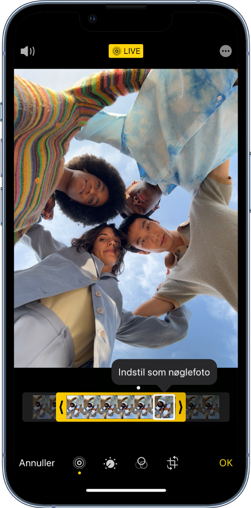 En Live Photo-skærm med et Live Photo i midten. Live-knappen findes øverst i midten, og knappen Lyd findes øverst til venstre. Under fotoet vises billedfremviseren med knappen Indstil som nøglefoto aktiv. I hver ende af billedfremviseren er der to pile, som du kan bruge til at tilpasse dit Live Photo.