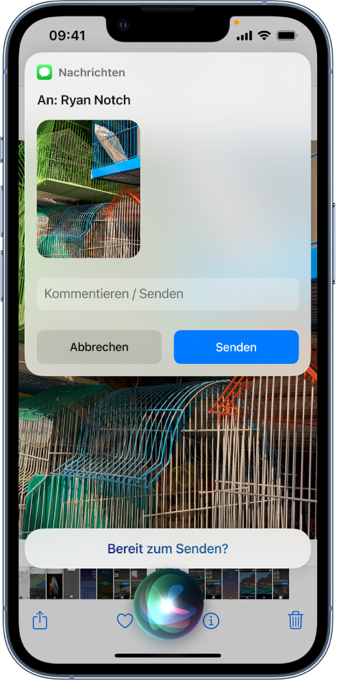 Die App „Fotos“ ist geöffnet und zeigt ein Foto von vier Personen. Über dem Foto befindet sich eine Nachricht an „Mama“. Unten auf dem Bildschirm ist die Siri-Anzeige zu sehen.