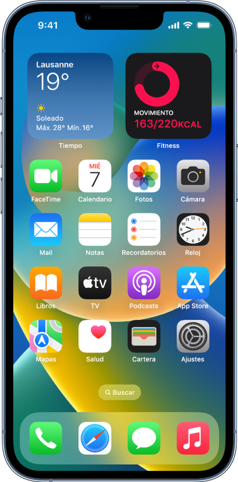 Pantalla de inicio con varios iconos de las apps, entre ellos el icono de la app Ajustes, que puedes tocar para modificar el volumen o el brillo de la pantalla del iPhone, entre otros ajustes.