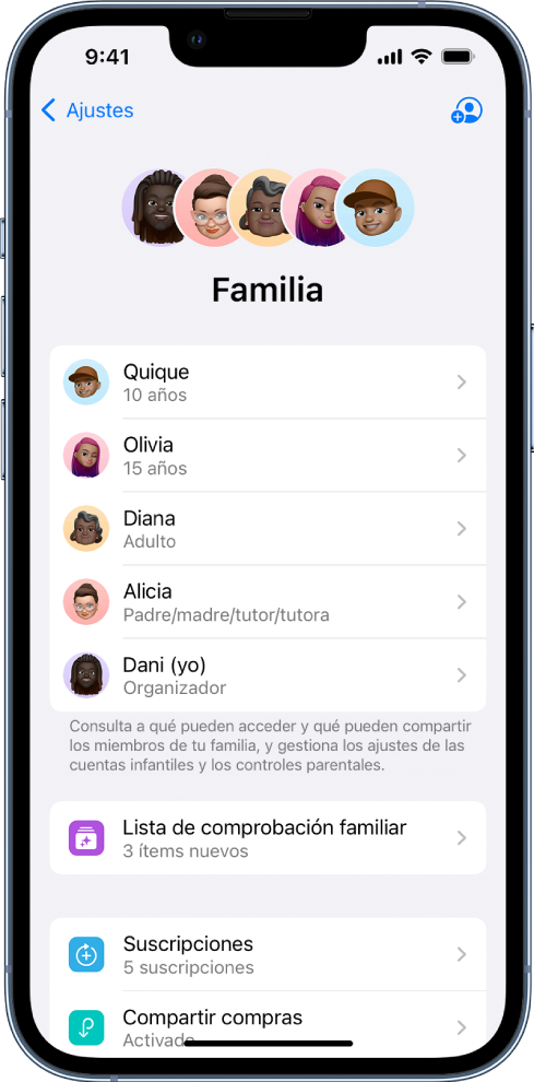 Pantalla “En familia” en Ajustes. Se muestran cinco miembros de la familia. Debajo de sus nombres está la “Lista de comprobación familiar” y las opciones Suscripciones “Compartir compras” y “Compartir ubicación”.