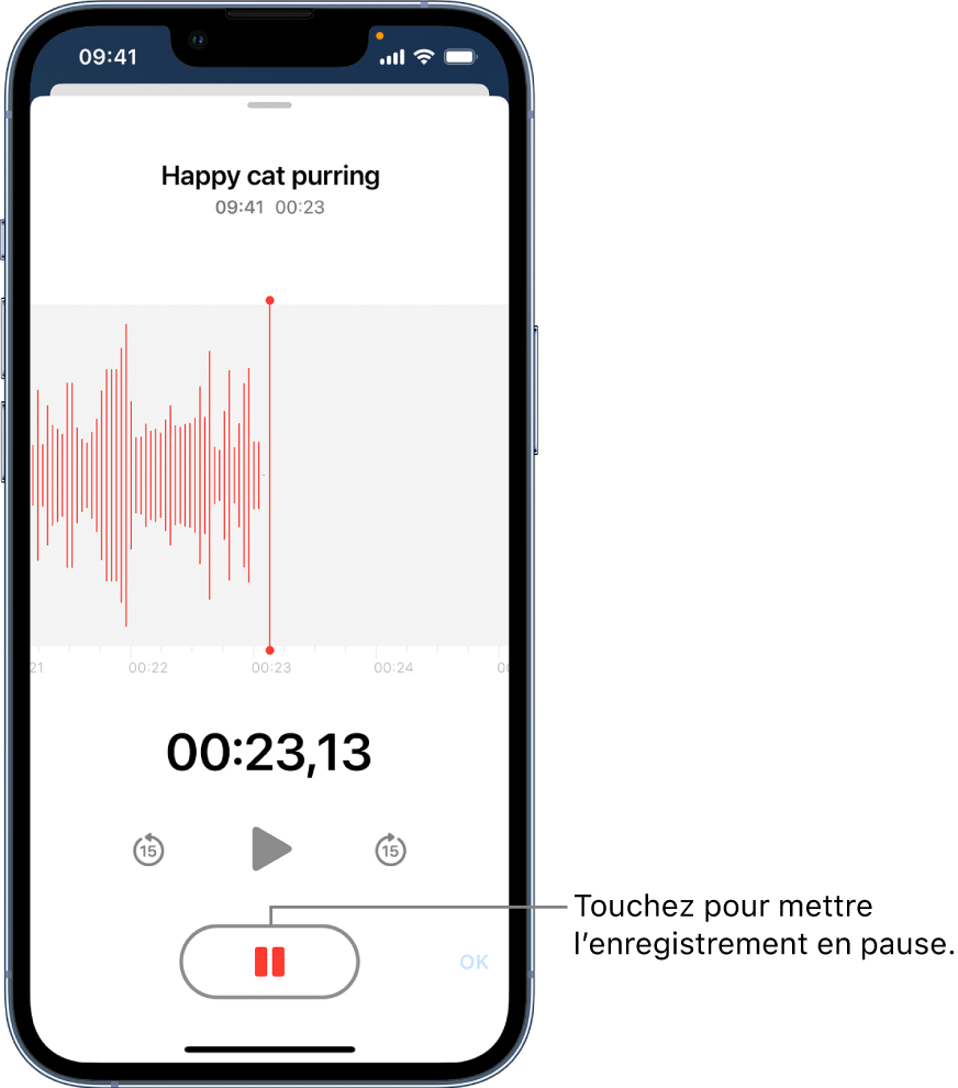 Un enregistrement de mémo vocal en cours, avec un bouton Pause actif en surbrillance et des commandes grisées permettant de lire l’enregistrement, d’avancer de 15 secondes et de reculer de 15 secondes. La majeure partie de l’écran affiche la forme d’onde de l’enregistrement en cours, ainsi que sa durée. Le voyant orange « Micro en cours d’utilisation » apparaît en haut à droite.