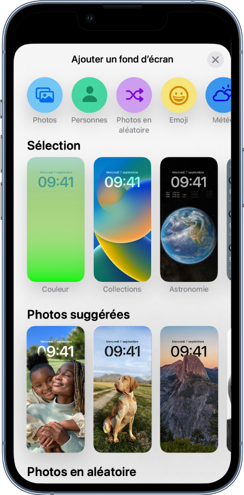 L’écran « Ajouter un fond d’écran » avec une galerie de fonds d’écran permettant de personnaliser l’écran verrouillé de l’iPhone. Les fonds d’écran sont organisés en différentes catégories, comme Sélection, « Photos suggérées » et « Photos en aléatoire ». En haut de l’écran figurent différents boutons permettant d’ajouter à l’écran verrouillé des photos et photos en mode aléatoire, des personnes, des Emoji, ainsi qu’un fond d’écran météo.