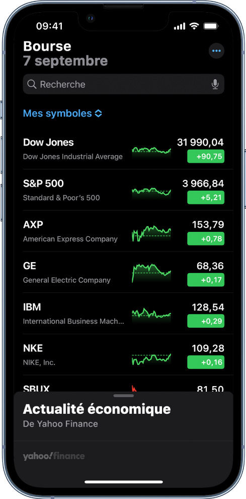 Une liste de suivi avec une liste de diverses actions. Chaque action de la liste affiche, de gauche à droite, le symbole et le nom de l’action, un graphique des performances, le cours de l’action et les évolutions du cours. En haut de l’écran, au-dessus du titre de la liste de suivi « Mes symboles », se trouve le champ de recherche. En bas de l’écran se trouve la section « Actualité économique ». Il est possible de balayer « Business News » vers le haut pour afficher des articles.