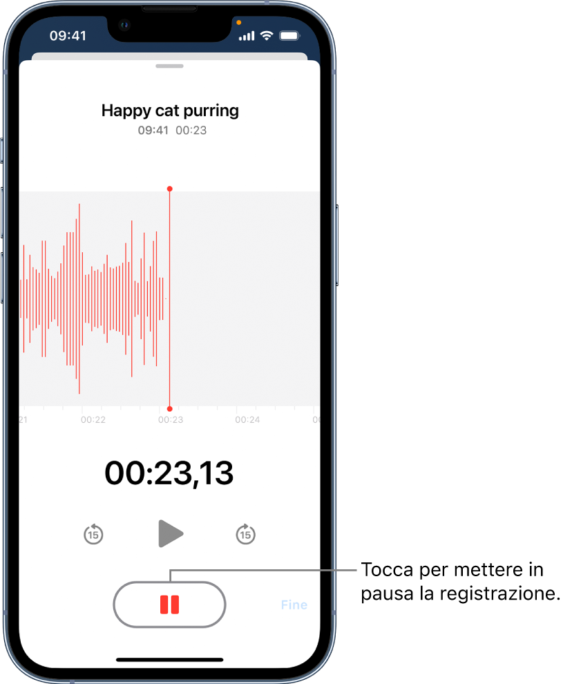 Una registrazione di Memo Vocali in corso, con un pulsante Pausa attivo e i controlli per riprodurre, andare avanti di 15 secondi e andare indietro di 15 secondi oscurati. La parte principale dello schermo mostra la forma d'onda della registrazione in corso, nonché un indicatore del tempo. L'indicatore arancione “Microfono in uso” viene visualizzato in alto a destra.