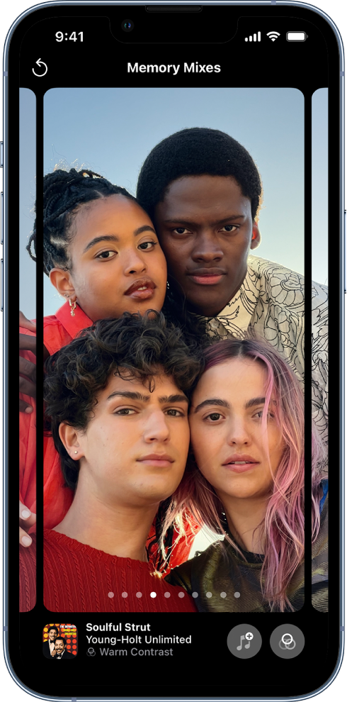 Photos အက်ပ်ရှိ Memory mix တစ်ခု။ ဖန်သားပြင်အလယ်တွင် အမှတ်တရထဲမှ ဓာတ်ပုံတစ်ပုံရှိပြီး- ဓာတ်ပုံအောက်ခြေတွင် Memory mix ရွေးချယ်စရာကို ဖော်ပြထားသည့် အစက်များရှိသည်။ ဆဋ္ဌမမြောက်အစက်ကို အသားပေးထားသည်။ ဖန်သားပြင်အောက်ခြေဘယ်ထောင့်တွင် အယ်လ်ဘမ်ကာဗာ၊ သီချင်းခေါင်းစဉ်၊ သီချင်းနာမည်နှင့် ထို Memory mix ကို ဖန်တီးမည့် စစ်ထုတ်ချက်များရှိသည်။ ဖန်သားပြင်အောက်ခြေညာထောင့်တွင် Music နှင့် Filters ခလုတ်များဖြစ်သည်။ ဖန်သားပြင်ထိပ်ဘယ်ထောင့်တွင် Back ခလုတ်ရှိသည်။