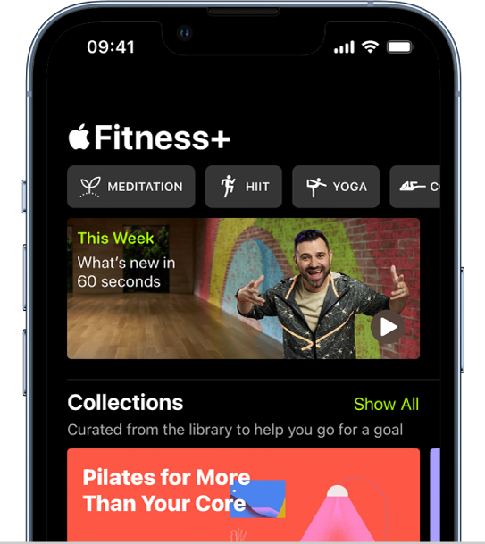 Het Apple Fitness+-scherm met in de bovenste rij van links naar rechts verschillende soorten work-outs. In het gedeelte 'This Week' (Deze week) wordt een video van 60 seconden afgespeeld met nieuwe work-outs, trainers en work-outprogramma's in Apple Fitness+.