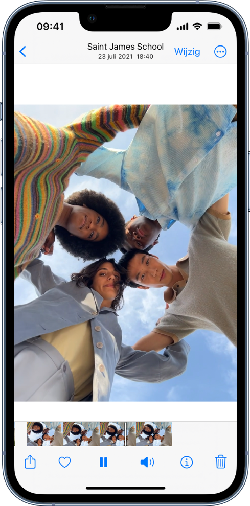 Midden in het scherm is een videospeler te zien. Onder in het scherm is een frameviewer te zien die de beelden van links naar rechts laat zien. Onder de frameviewer staan van links naar rechts de knoppen 'Deel', 'Favoriet', 'Pauze', 'Geluid uit' en 'Verwijder'.
