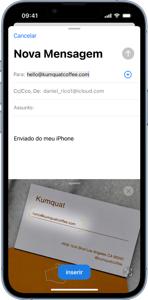 Na metade inferior da tela, há uma foto de um cartão de visita com o endereço de e-mail selecionado. Na metade superior da tela há um rascunho de e-mail com o endereço de e-mail da foto inserido como endereço do destinatário.