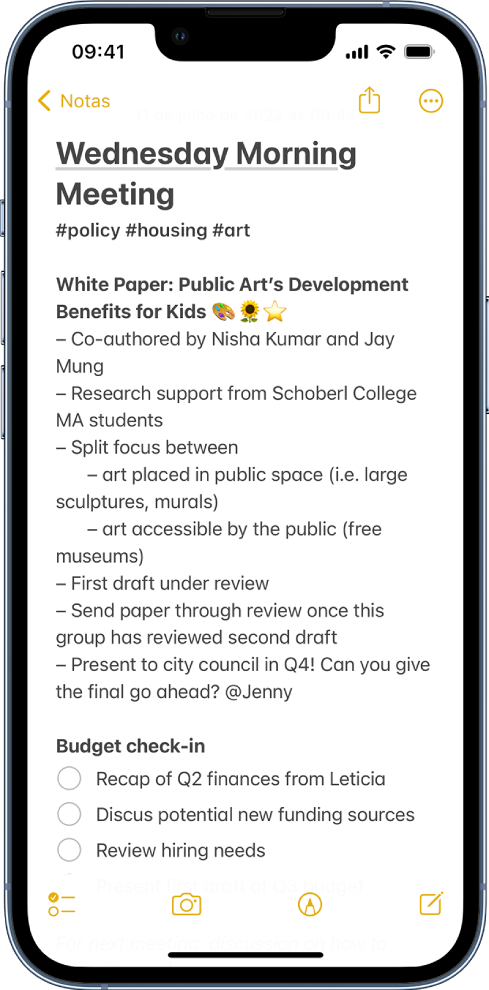 Uma nota mostra informações de uma reunião e uma checklist. Na parte superior, há botões para colaborar com outras pessoas na nota e para compartilhar a nota. Na parte inferior, há botões para apagar a nota, adicionar uma checklist, adicionar uma foto, mostrar ferramentas de manuscrito e criar uma nova nota.