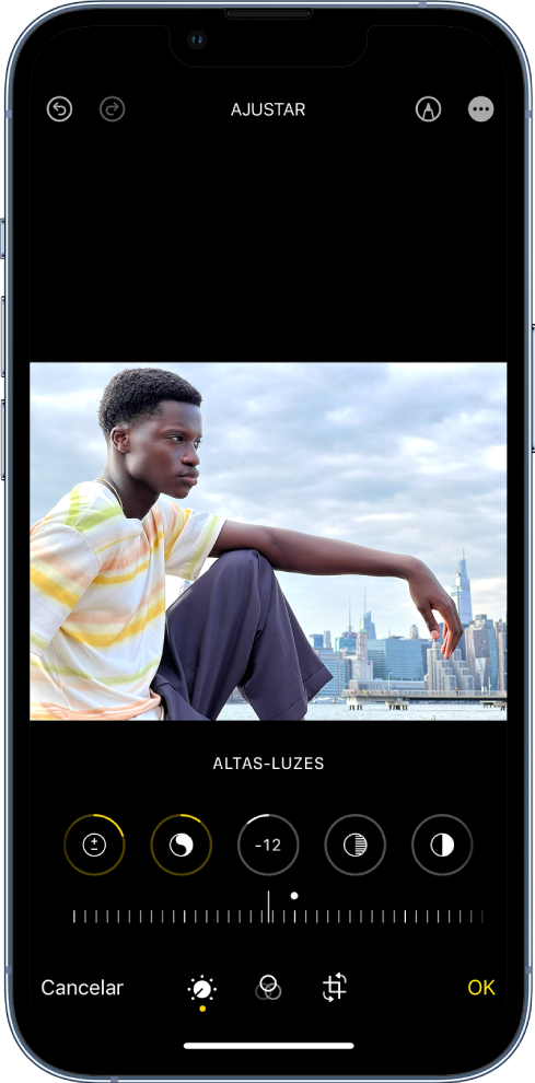 A tela Editar no app Fotos. Uma foto está no centro da tela. Abaixo da foto, os botões de edição; Brilho está selecionado. Abaixo dos botões de edição, há um controle deslizante para ajustar os níveis de Brilho. Abaixo do controle deslizante, da esquerda para a direita, estão os botões Cancelar, Ajustar, Filtros, Recortar e OK. O botão Mais Opções encontra-se no canto superior direito.