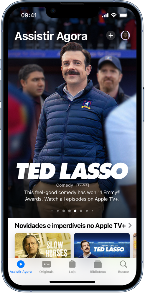 A tela Assistir Agora mostrando um programa de TV em destaque no centro, acima de Novos e Notáveis na seção Apple TV+. Na parte inferior, da esquerda para a direita, estão as abas Assistir Agora, Originals, Loja, Biblioteca e Buscar.