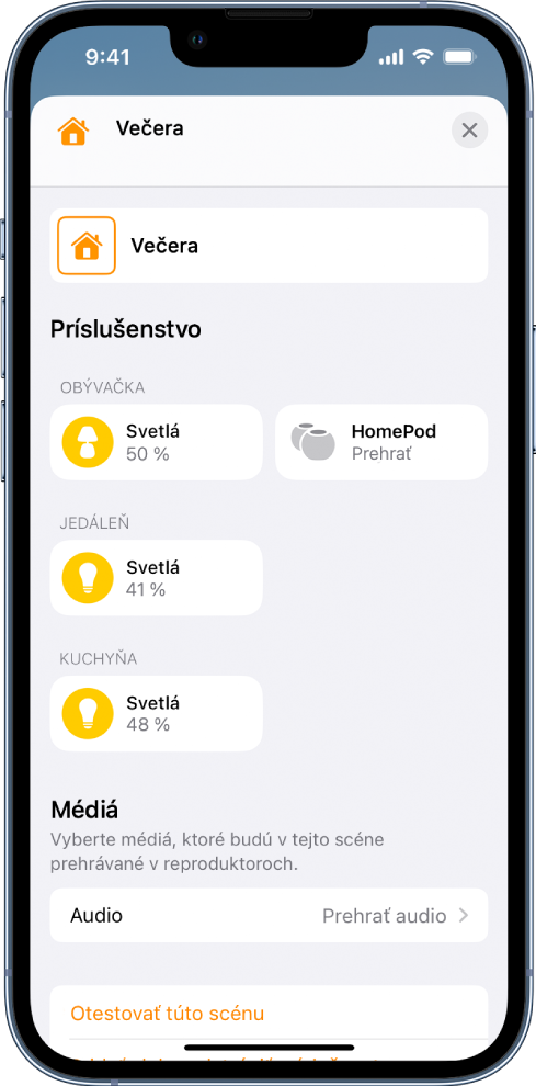 Obrazovka úpravy scény v apke Domácnosť. V hornej časti obrazovky je uvedený názov scény. Pod ním sa zobrazujú tri miestnosti a príslušenstvo pridané k jednotlivým miestnostiam v rámci danej scény. V dolnej časti sa nachádza sekcia Médiá s HomePodom v obývačke nastaveným na prehrávanie zvuku. Úplne dole na obrazovke je tlačidlo Otestovať túto scénu.