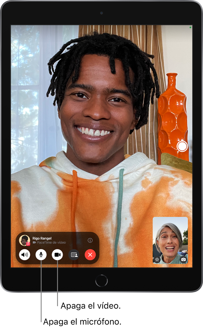 Llamada de FaceTime en curso. Tu imagen se muestra en un pequeño mosaico cerca de la esquina inferior derecha, mientras que la imagen de la otra persona ocupa el resto de la pantalla. En el mosaico se incluyen los botones Efectos y “Cambiar a la cámara trasera”. El botón “Live Photo” está en el lado derecho de la pantalla. Los controles de FaceTime están en la parte inferior de la pantalla, incluidos los botones Audio, Micrófono, Cámara, “Compartir contenido” y Finalizar. En la parte superior de los controles están el nombre o el ID de Apple de la persona con la que hablas y el botón Información.