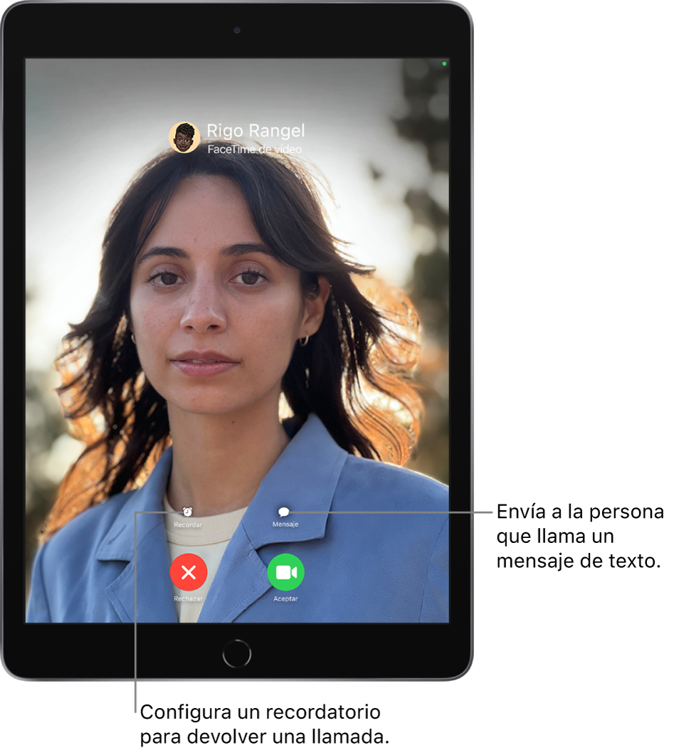Pantalla de llamada entrante. En la parte inferior de la pantalla, en la fila superior, de izquierda a derecha, se encuentran los botones Recordar y Mensaje. En la fila inferior, de izquierda a derecha, se encuentran los botones Rechazar y Aceptar.