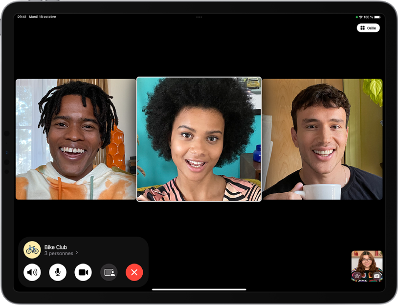 Un appel FaceTime en groupe avec quatre participants, dont le créateur. Chaque participant apparaît dans une vignette distincte. Les commandes FaceTime se trouvent en bas de l’écran, notamment les boutons Audio, Micro, Caméra, « Partager du contenu » et Raccrocher. En haut des commandes se trouvent le nom ou l’identifiant Apple du groupe ou de l’interlocuteur, ainsi que le bouton Infos.