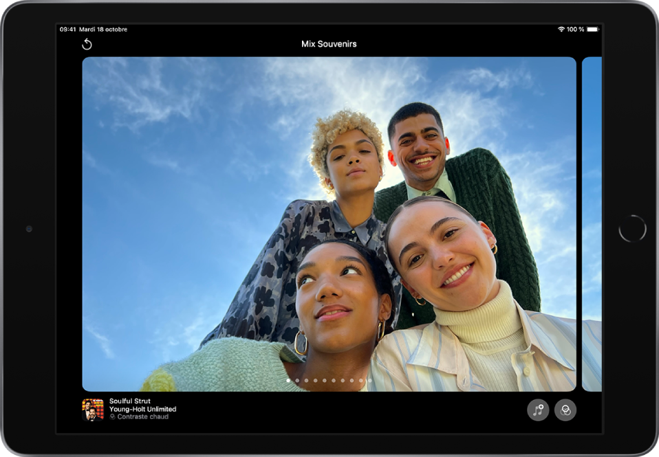 Un mix Souvenirs dans l’app Photos. Une photo du souvenir se trouve au centre de l’écran. Sous la photo figurent des points indiquant le « mix Souvenirs affiché ». Le sixième point est mis en évidence. La couverture de l’album, le titre du morceau et le filtre utilisé pour ce mix Souvenirs sont indiqués dans le coin inférieur gauche. Les boutons Musique et Filtres se trouvent dans le coin inférieur droit. Le bouton Retour est affiché dans le coin supérieur gauche.