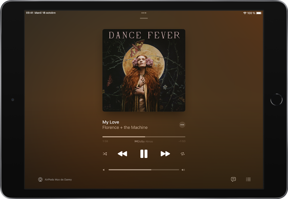 L’écran « À l’écoute » présentant le badge Dolby Atmos sous la tête de lecture.