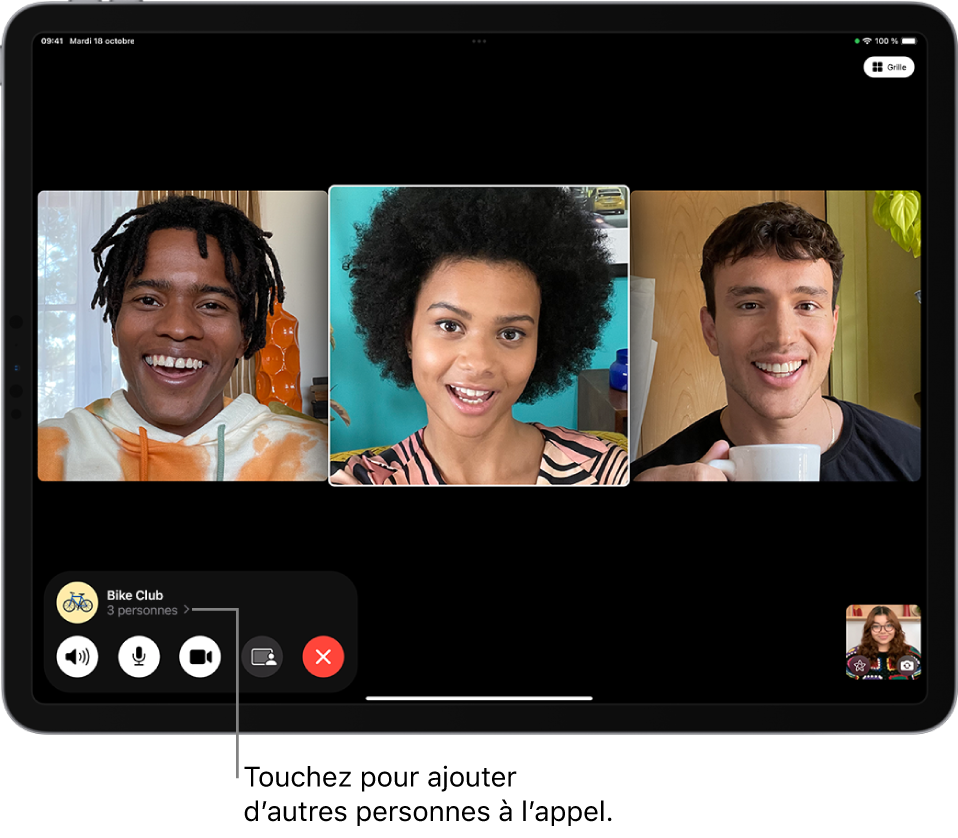 Un appel FaceTime en groupe avec quatre participants, dont le créateur. Chaque participant apparaît dans une vignette distincte. Les commandes FaceTime se trouvent en bas de l’écran, notamment les boutons Audio, Micro, Caméra, « Partager du contenu » et Raccrocher. En haut des commandes se trouvent le nom ou l’identifiant Apple du groupe ou de l’interlocuteur ainsi que le bouton Infos.