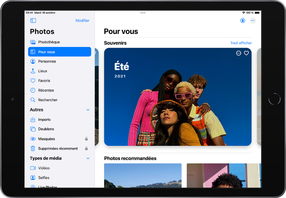 L’écran Souvenirs avec deux souvenirs. En haut à gauche se trouve un bouton Pour vous permettant de revenir à l’écran Pour vous. En haut à droite se trouve un bouton Favoris, permettant d’afficher une collection de vos souvenirs préférés.