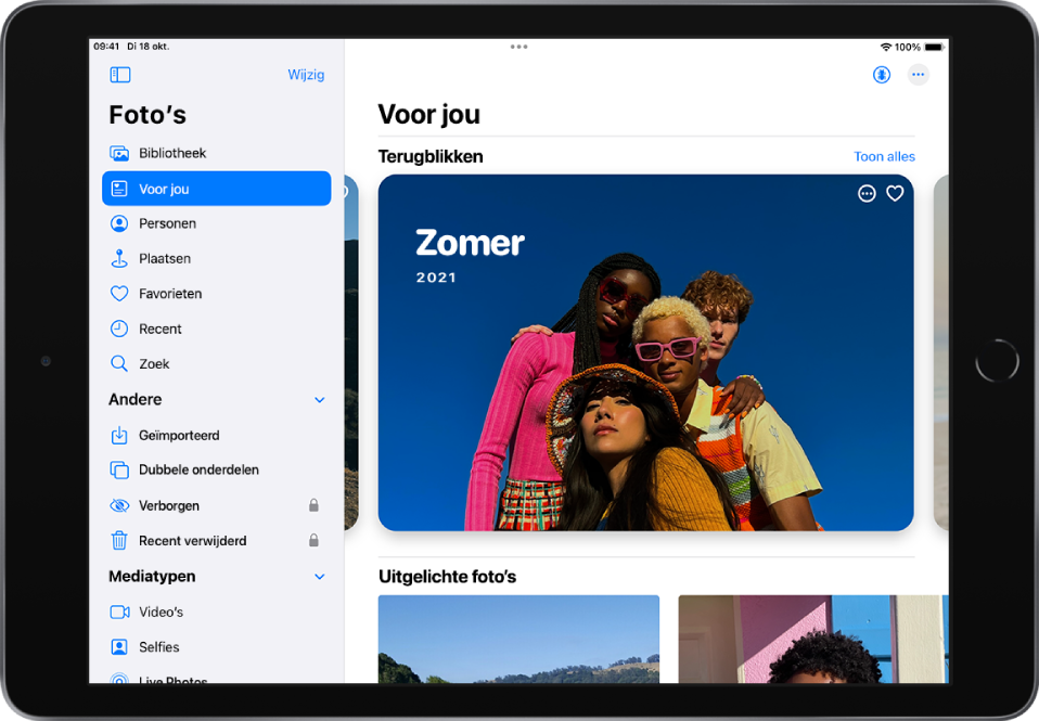 Het Terugblikken-scherm met twee terugblikken. Linksbovenin staat een knop 'Voor jou', waarmee je naar het scherm 'Voor jou' teruggaat. Rechtsbovenin zie je een knop 'Favorieten', waarmee je een verzameling van je favoriete terugblikken kunt bekijken.