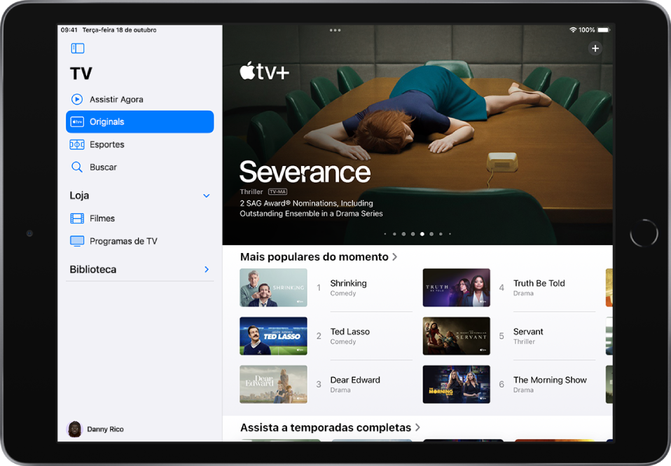 Tela do AppleTV+ mostrando um Apple Original em destaque no centro, acima da seção Mais Popular. À esquerda, de cima para baixo, estão as abas Assistir Agora, Originals, Esportes e Buscar.