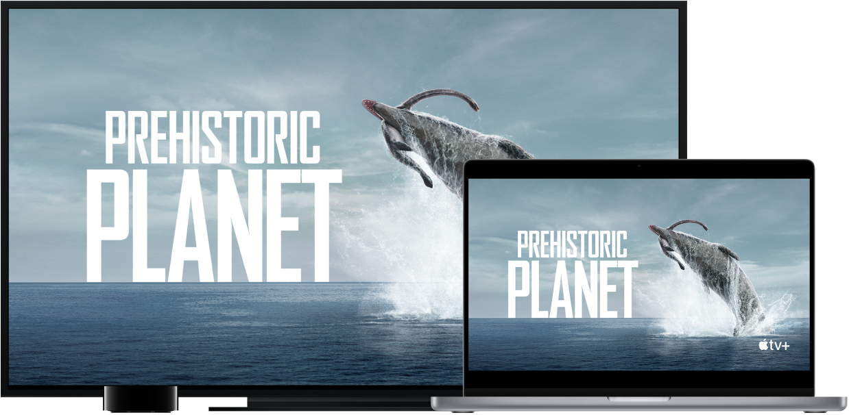 Ένα MacBook Pro με το περιεχόμενό του να κατοπτρίζεται σε μια μεγάλη τηλεόραση υψηλής ανάλυσης μέσω ενός Apple TV.